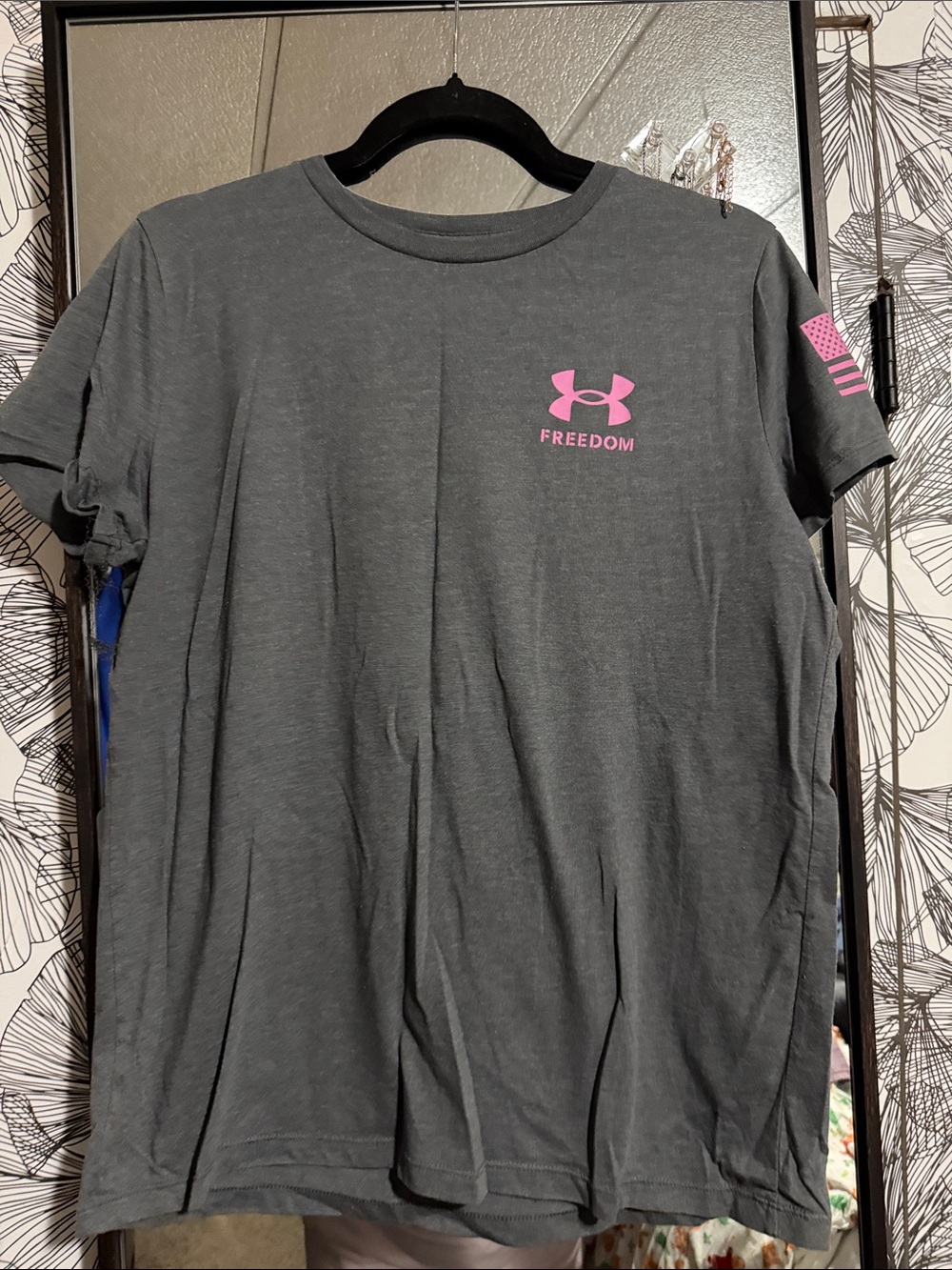 Under Armour Men’s Short Sleeve Tee in Charcoal with Pink Logo